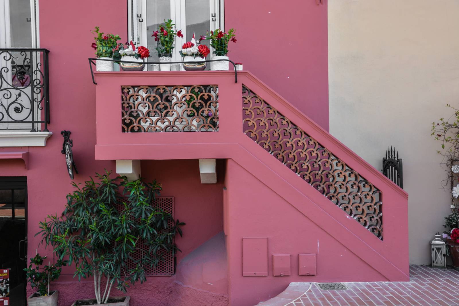 Vue d’un bien immobilier de charme à Monaco, illustrant les enjeux fiscaux pour les résidents en France héritant d’un tel patrimoine