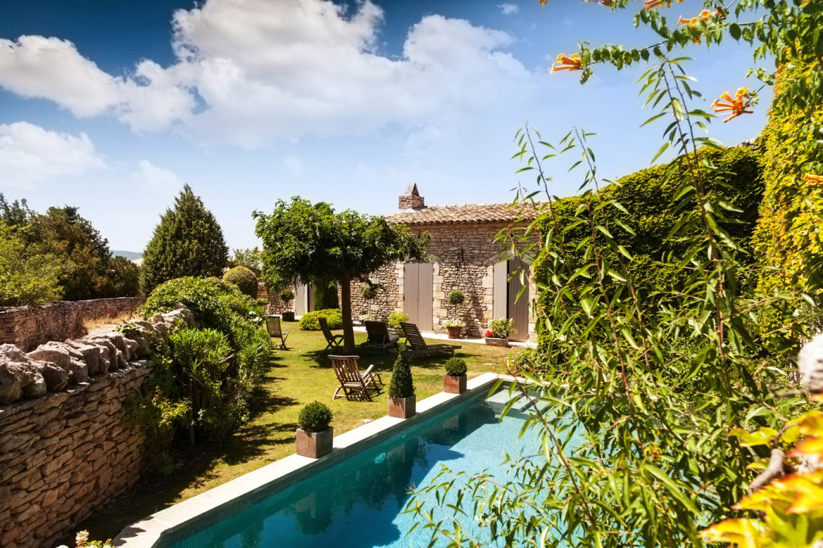 SCI sous location meublée saisonnière à Saint-Tropez — les propriétaires de villas sur la Côte d'Azur qui louent leur bien via une SCI s'exposent à un risque de redressement fiscal souvent sous-estimé.